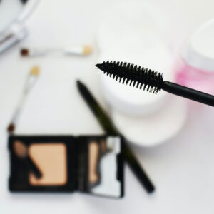 Mascara-Hacks: Bei sonrisa gibt es die besten Profi-Tipps von Makeup-Artists für schön getuschte Wimpern.