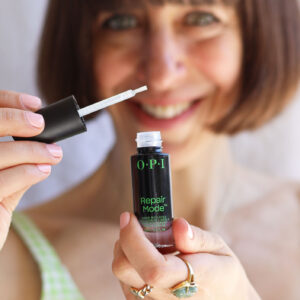 Auf sonrisa gibt es alle Informationen zum OPI Repair Mode Serum, welches die Nägel stärkt und vor Absplittern, Einreissen sowie Abbrechen schützt.