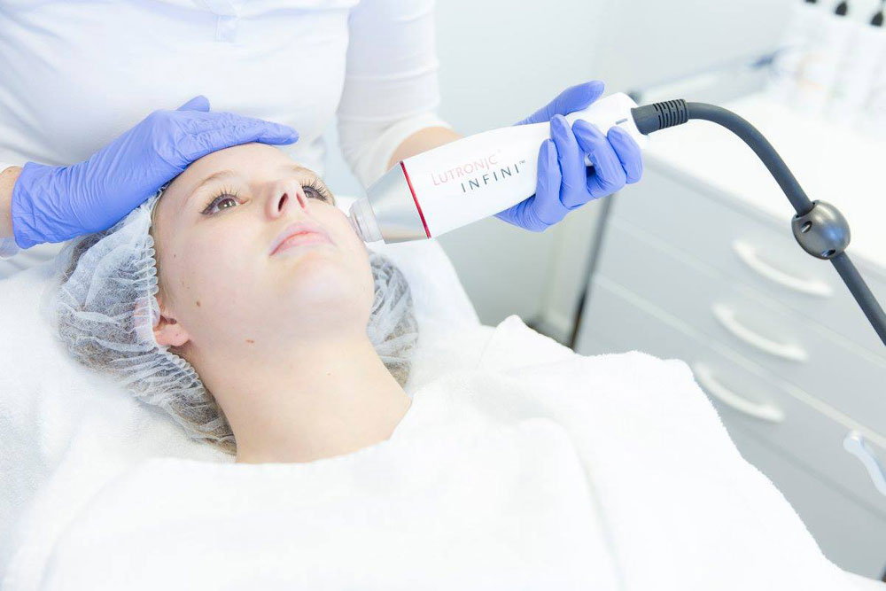 Laser können zur Behandlung verschiedener äsethetischer Bedürfnisse eingesetzt werden. Im grossen Beauty-Guide auf sonrisa gibt es alle Fakten sowie wichtige Tipps dazu.