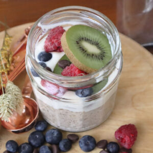 Macht schön, ist gesund, schmeckt lecker und lässt sich einfach zubereiten: High Protein Overnight Oats à là sonrisa.