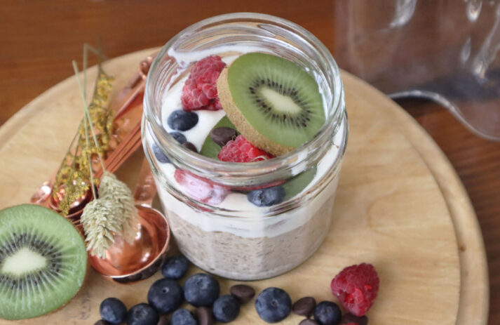 Macht schön, ist gesund, schmeckt lecker und lässt sich einfach zubereiten: High Protein Overnight Oats à là sonrisa.