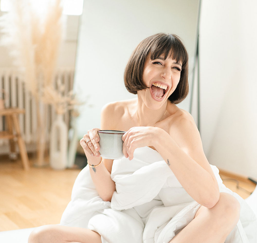 Besser schlafen bei Hitze: Auf sonrisa gibt es die besten Tipps für erholsamen Schlaf in warmen Sommernächten – von Kühltricks bis Einschlafhilfen