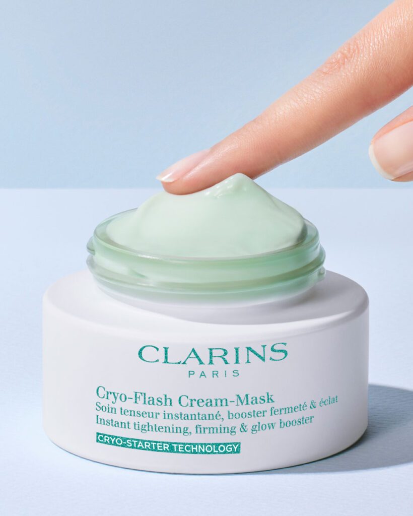 Die Pflege, die aus der Kälte kam: Mit der Cryo-Flash Cream Mask präsentiert Clarins eine Pflegebehandlung mit straffendem Sofort-Effekt.