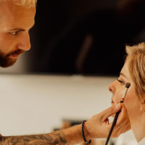 In der Rubrik „Beauty Essentials“ verraten Profis wie Influencer und Stylist Gabriel Talanioglu, auf welche Produkte sie wirklich schwören und warum.