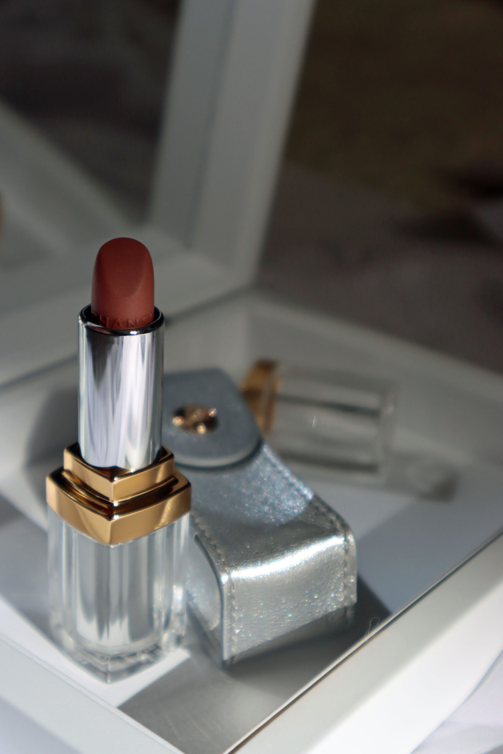 Chanel setzt mit 31 Le Rouge in jeder Hinsicht neue Masstäbe bei Lippenstiften und auf sonrisa gibt es dazu alle Hintergrundinformationen.