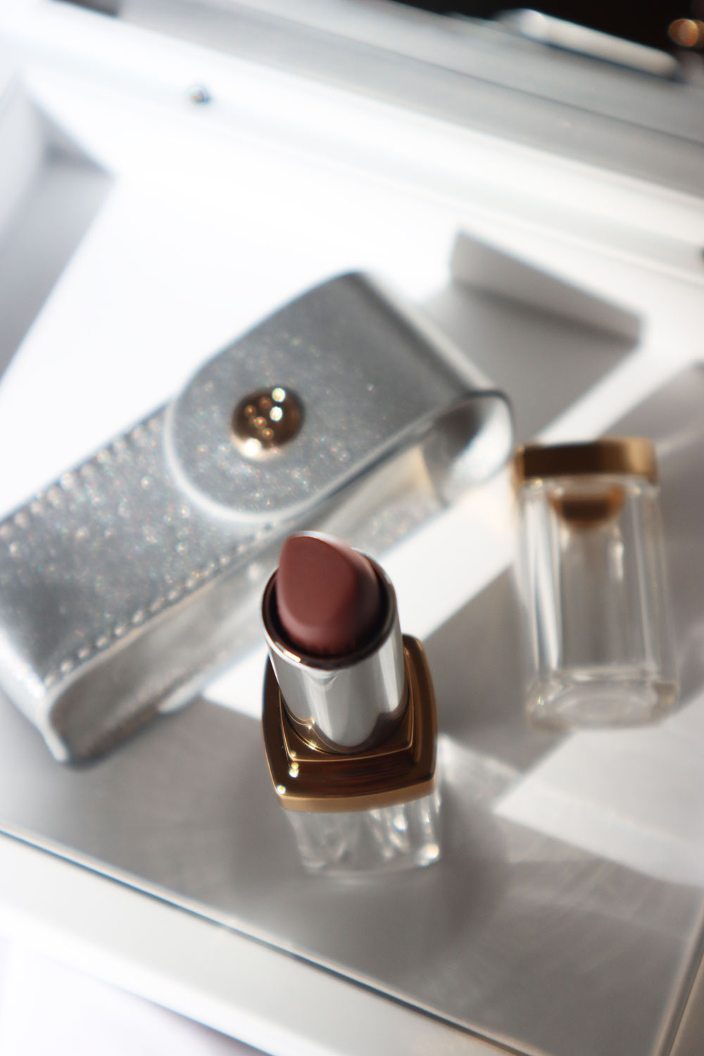 Chanel setzt mit 31 Le Rouge in jeder Hinsicht neue Masstäbe bei Lippenstiften und auf sonrisa gibt es dazu alle Hintergrundinformationen.