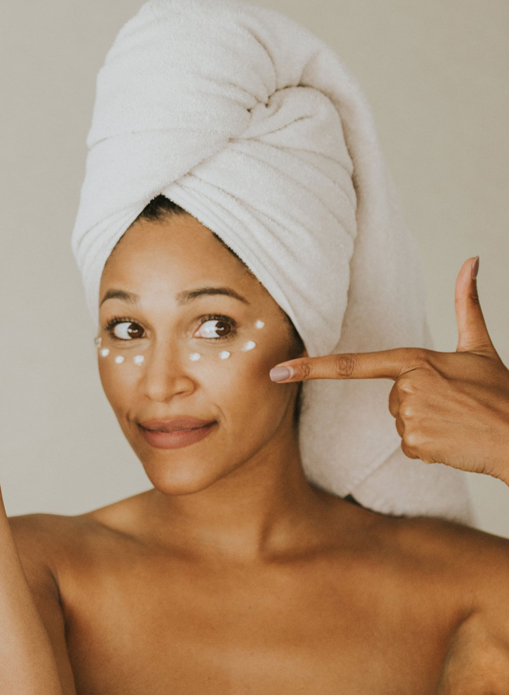 Um Augenringe vorzubeugen oder zu mindern gibt es einige Möglichkeiten, wie das FAQ auf sonrisa mit Profis aus den Bereichen Dermatalogie, Hautpflege und Makeup zeigt.