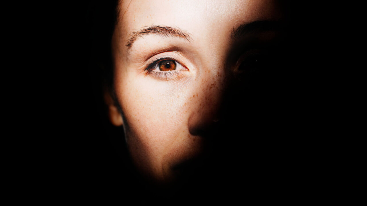 Um Augenringe vorzubeugen oder zu mindern gibt es einige Möglichkeiten, wie das FAQ auf sonrisa mit Profis aus den Bereichen Dermatalogie, Hautpflege und Makeup zeigt.
