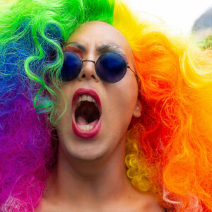 Auf sonrisa erfährst Du, wie Du echte LGBTQ+ Unterstützung von Rainbow-Washing unterscheiden kannst. Der Pride-Month Shopping Guide bietet Profi-Tipps für authentische Pride-Kollektionen.