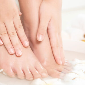Hübsche Sommer-Füsse ohne viel Aufwand: Auf sonrisa gibt es die besten Profi-Tipps, mit denen Du Deine Füsse ruckzuck Topform bringst für die Sandalen-Saison.