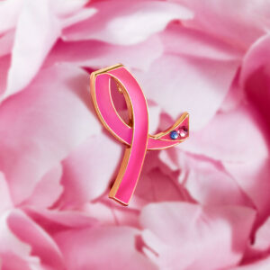 Die Pink-Ribbon-Kampagne 2024 steht wiederum für den weltweiten Kampf gegen Brustkrebs. Auf sonrisa erfährst Du, wie Du durch die Aktionen Roll for Pink und den Charity-Sale aktiv helfen kannst.