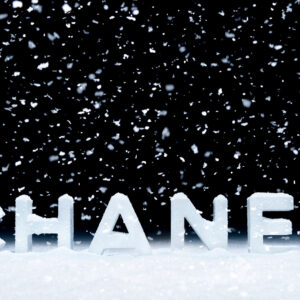 Festlicher Glamour auf dem nächsten Level: sonrisa präsentiert drei Lancierungen von Chanel Beauty, die Du nicht verpassen darfst. Vom matten Lippenstift bis zum winterlichen Duftmärchen – hier findest Du alle Informationen zu Chanels begehrten Festtagskollektionen.