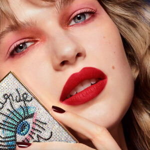 Von voluminösen Wimpern bis hin zu minimalistischen Make-up-Looks: auf sonrisa erfährst du, welche Makeup-Trends in diesem Winter 2024 angesagt sind.
