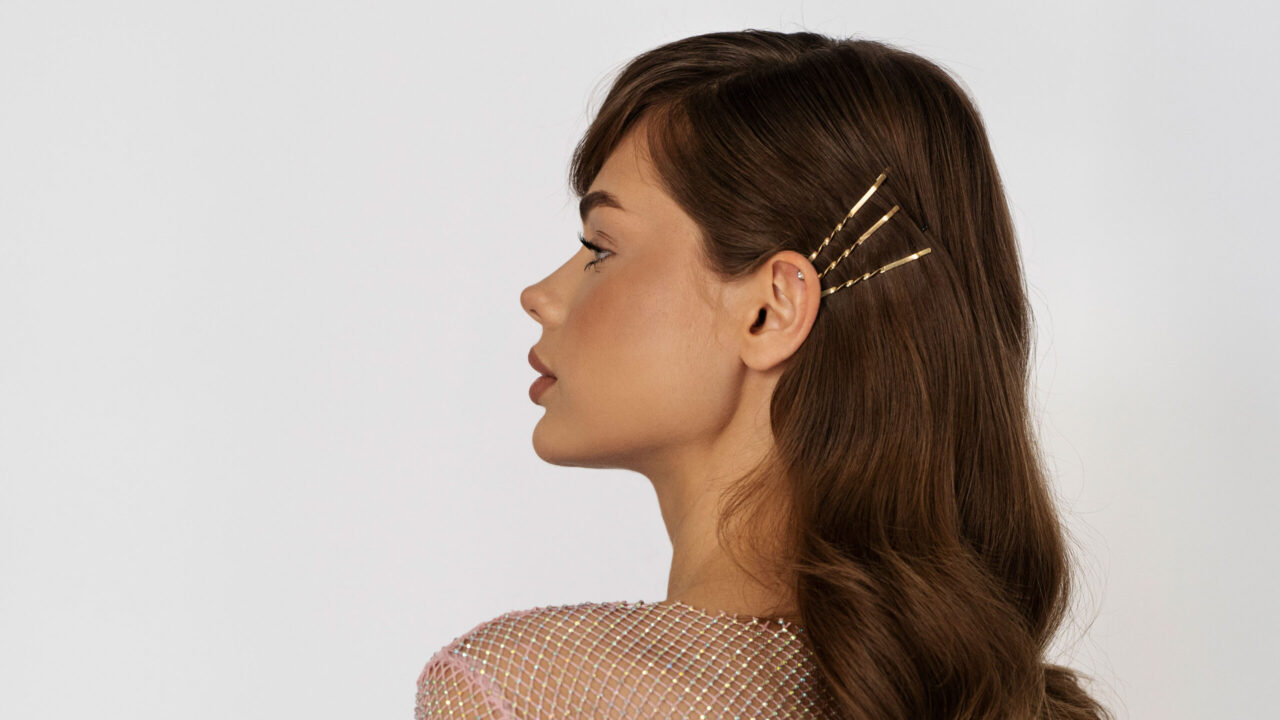 Hyaluron ist der neue Beauty-Trick für pralle Ohrläppchen. Erfahre, wie die Behandlung funktioniert und worauf du achten solltest.