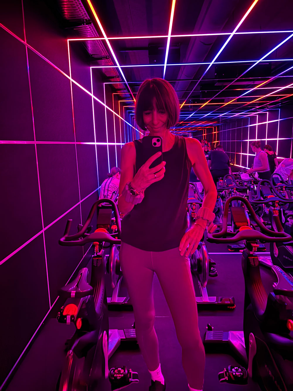 Indoor-Cycling: Der neue Fitness-Trend begeistert mit Disco-Vibes und Gruppendynamik. Entdecke auf sonrisa, warum die ganzheitliche Sportart so angesagt ist, wozu Profis raten und wie du damit durchstarten kannst!
