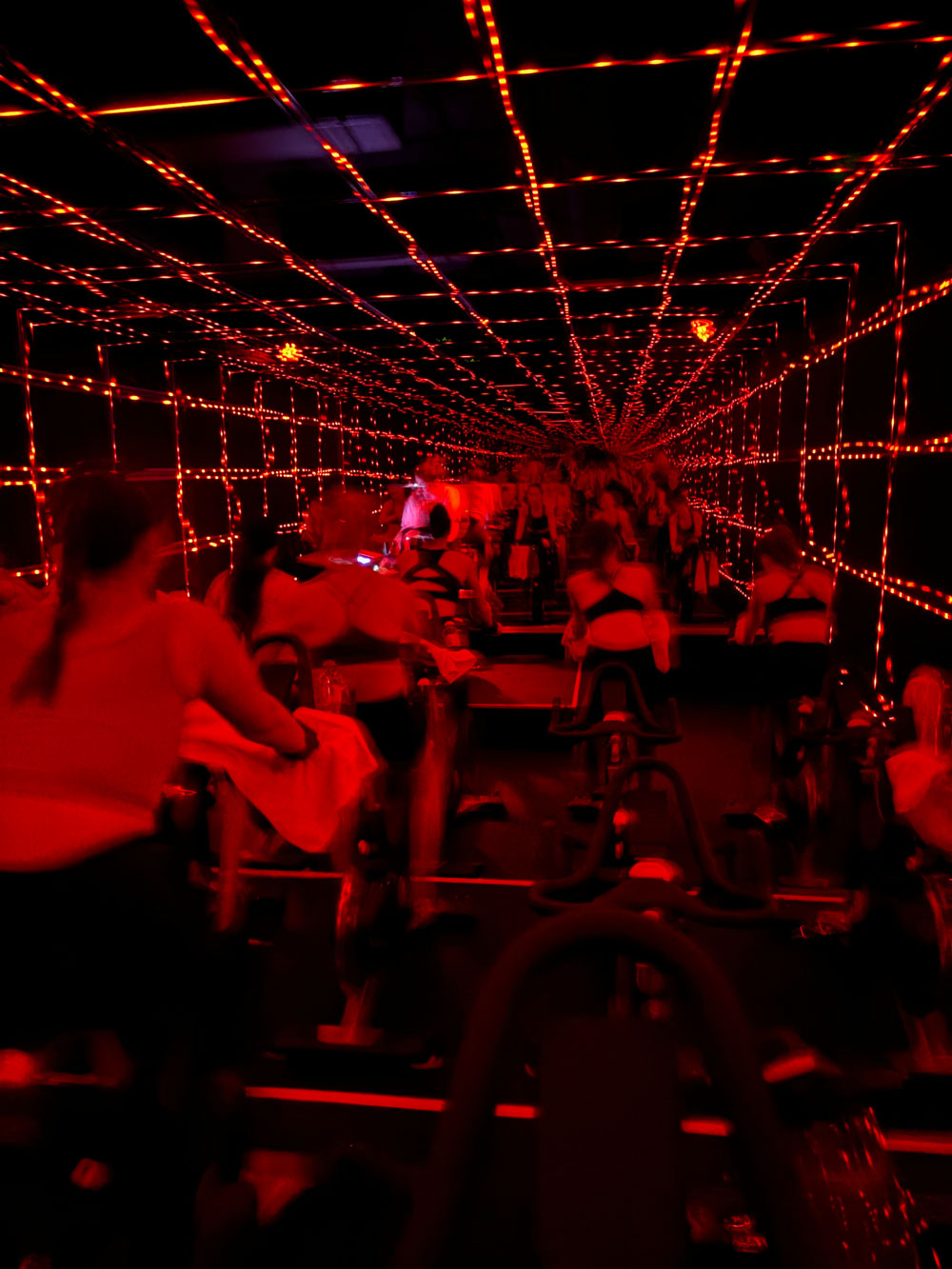 Indoor-Cycling: Der neue Fitness-Trend begeistert mit Disco-Vibes und Gruppendynamik. Entdecke auf sonrisa, warum die ganzheitliche Sportart so angesagt ist, wozu Profis raten und wie du damit durchstarten kannst!