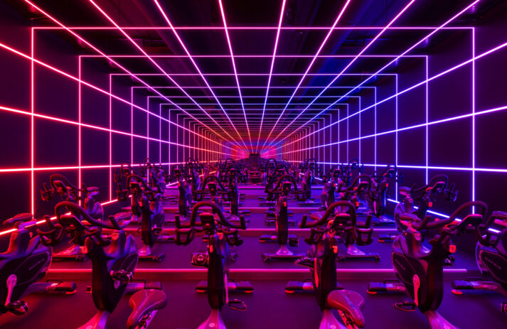 Indoor-Cycling: Der neue Fitness-Trend begeistert mit Disco-Vibes und Gruppendynamik. Entdecke auf sonrisa, warum die ganzheitliche Sportart so angesagt ist, wozu Profis raten und wie du damit durchstarten kannst!