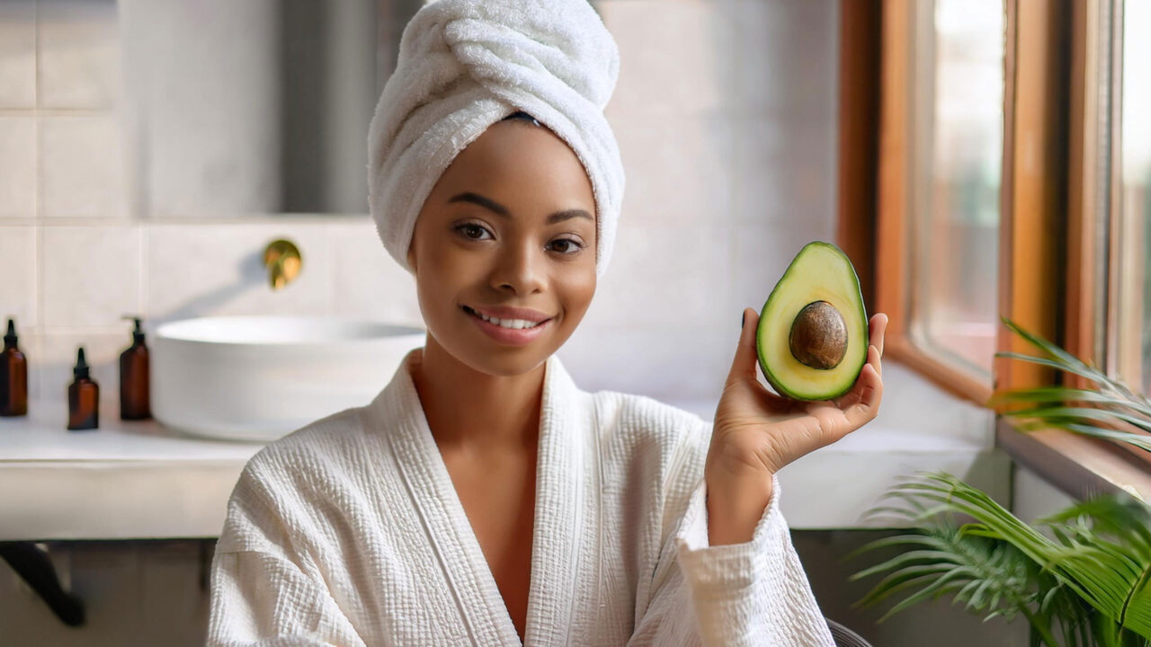 Selbstgemachte Beauty-Produkte sind im Trend. Doch was hilft wirklich? Entdecke die besten DIY-Hacks und vermeide häufige Fehler.