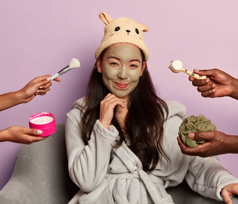 Sparen bei der Beauty-Routine, ohne deiner Haut zu schaden: Diese DIY-Tipps aus den Sozialen Medien sind Gold wert – und diese besser nicht nachmachen.