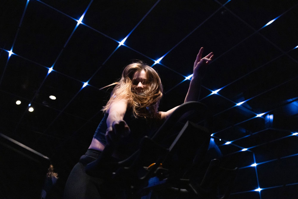 Indoor-Cycling: Der neue Fitness-Trend begeistert mit Disco-Vibes und Gruppendynamik. Entdecke auf sonrisa, warum die ganzheitliche Sportart so angesagt ist, wozu Profis raten und wie du damit durchstarten kannst!