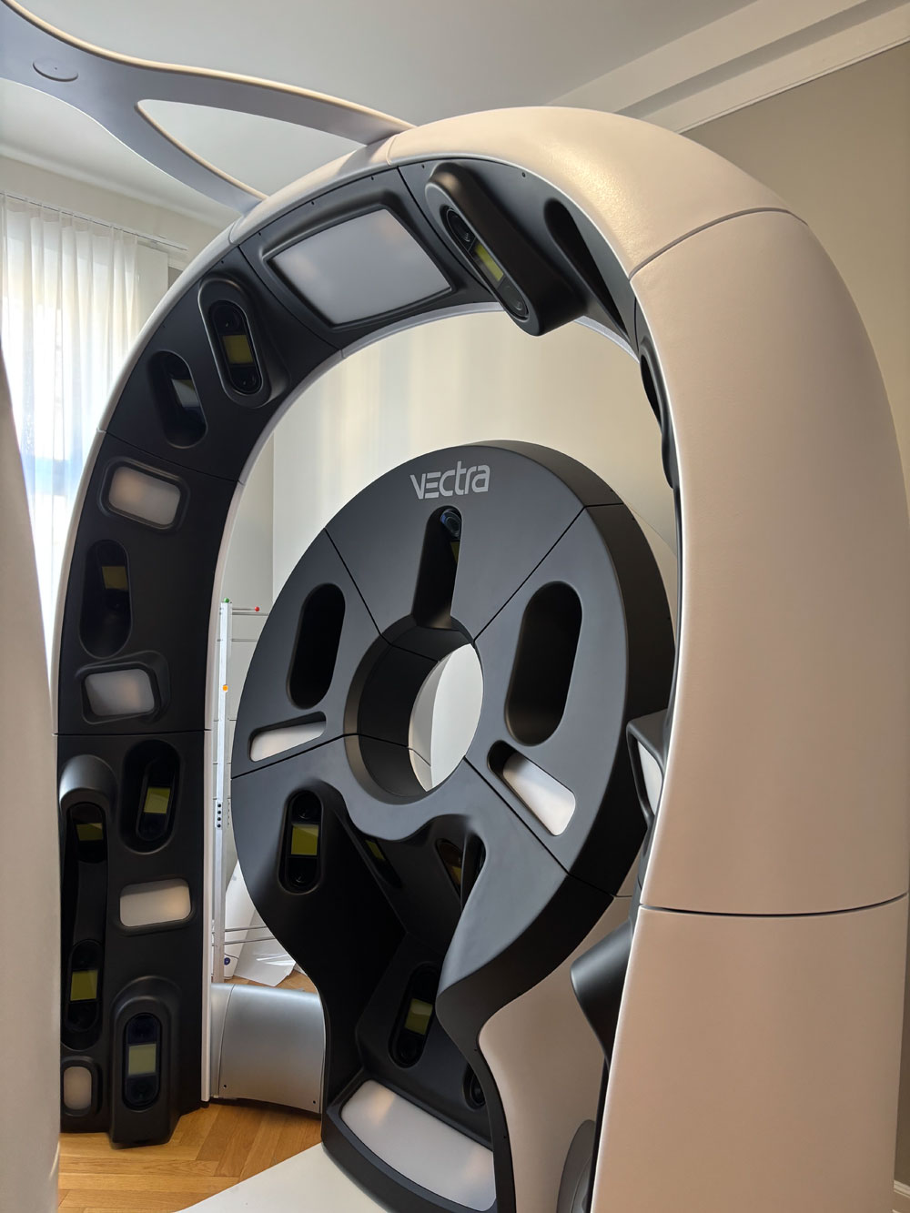 Der Vectra 360° gilt als das fortschrittlichste Hautscreening-Gerät und als beste Präventionsmassnahme gegen Hautkrebs. Doch wie gut ist es wirklich? Mein Selbsttest auf sonrisa verrät es.