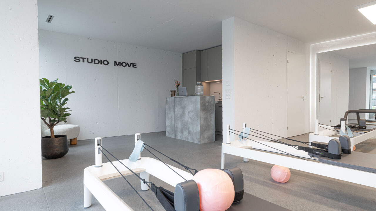 Die häufigsten Pilates-Fehler – und was du stattdessen tun solltest. Mit Tipps von zwei erfahrenen Trainerinnen für mehr Effekt, mehr Kontrolle und mehr Freude beim Training. #Pilates #FitnessTipps