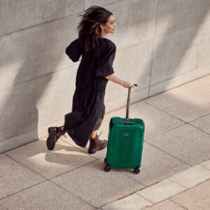 Zwei edle Koffer von Victorinox warten auf neue Reisebegleiter. Auf sonrisa erfährst Du die besten Pack-Tipps – und wie Du bei der Verlosung mitmachen kannst.