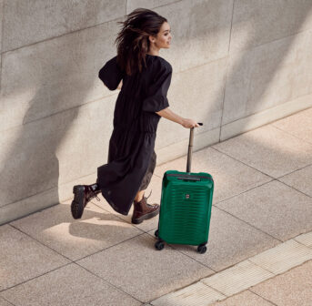 Zwei edle Koffer von Victorinox warten auf neue Reisebegleiter. Auf sonrisa erfährst Du die besten Pack-Tipps – und wie Du bei der Verlosung mitmachen kannst.