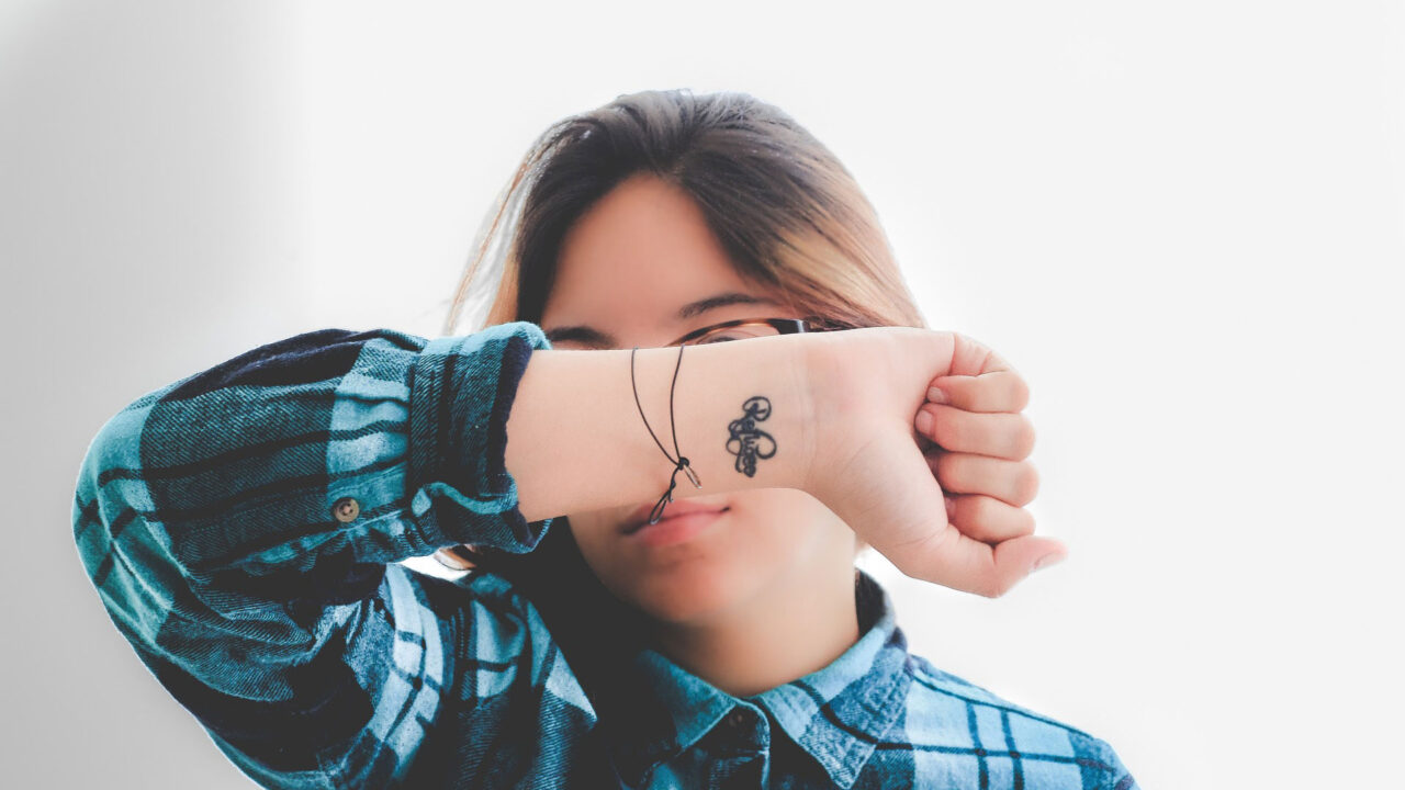 Tattoo entfernen lassen: Alles, was du 2025 wissen musst. Methoden, Kosten, Risiken, Pflege – kompakt erklärt von Top-Dermatolog:innen. Plus: Warum die DIY-Methoden auf TikTok ein No-Go sind.