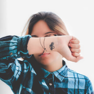 Tattoo entfernen lassen: Alles, was du 2025 wissen musst. Methoden, Kosten, Risiken, Pflege – kompakt erklärt von Top-Dermatolog:innen. Plus: Warum die DIY-Methoden auf TikTok ein No-Go sind.