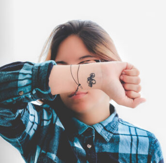 Tattoo entfernen lassen: Alles, was du 2025 wissen musst. Methoden, Kosten, Risiken, Pflege – kompakt erklärt von Top-Dermatolog:innen. Plus: Warum die DIY-Methoden auf TikTok ein No-Go sind.