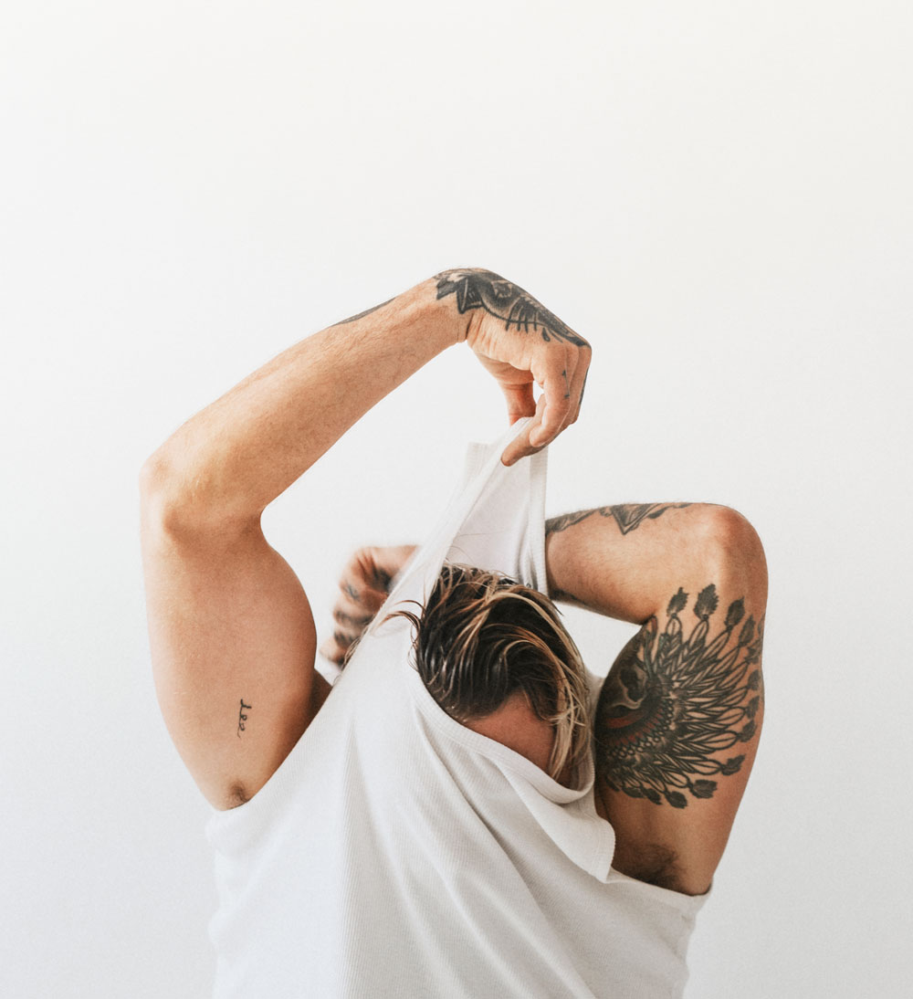 Tattoo entfernen lassen: Alles, was du 2025 wissen musst. Methoden, Kosten, Risiken, Pflege – kompakt erklärt von Top-Dermatolog:innen. Plus: Warum die DIY-Methoden auf TikTok ein No-Go sind.