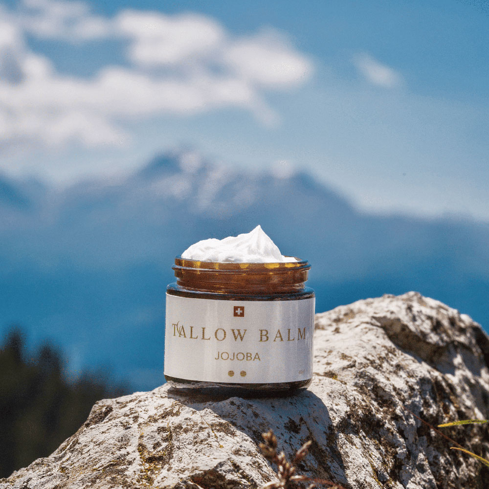 Tallow ist zurück in der Hautpflege – als Balm, Cream oder Serum. Entdecke, warum das alte Schönheitsgeheimnis plötzlich wieder im Trend liegt und ob der Hype um das Naturprodukt berechtigt ist