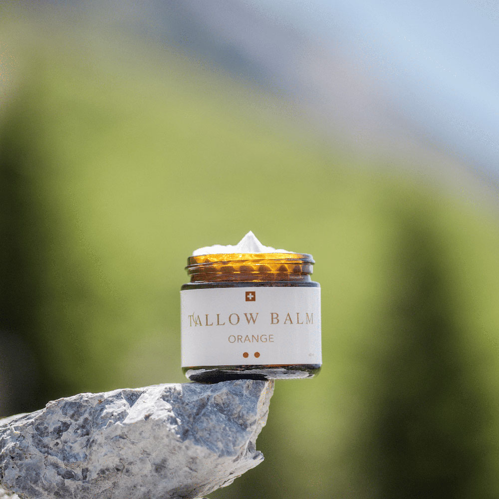 Tallow ist zurück in der Hautpflege – als Balm, Cream oder Serum. Entdecke, warum das alte Schönheitsgeheimnis plötzlich wieder im Trend liegt und ob der Hype um das Naturprodukt berechtigt ist