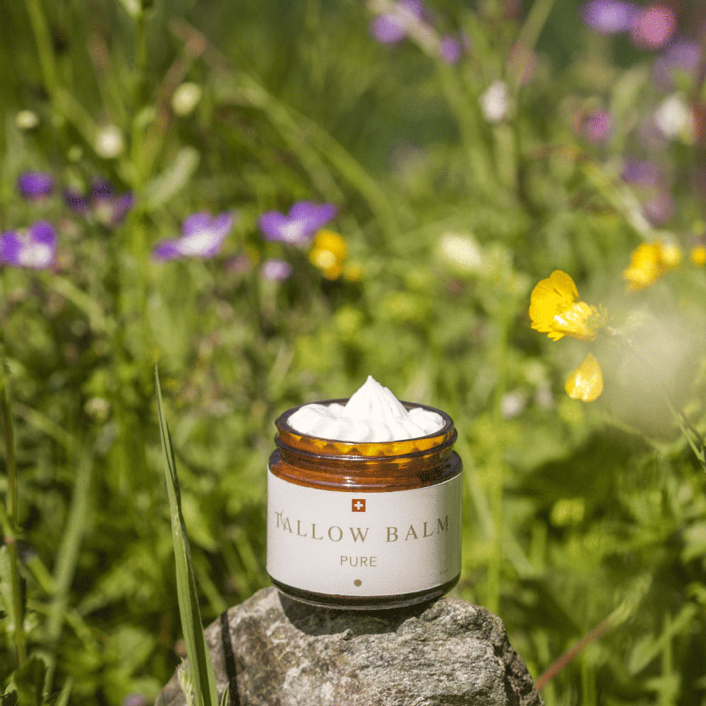 Tallow ist zurück in der Hautpflege – als Balm, Cream oder Serum. Entdecke, warum das alte Schönheitsgeheimnis plötzlich wieder im Trend liegt und ob der Hype um das Naturprodukt berechtigt ist