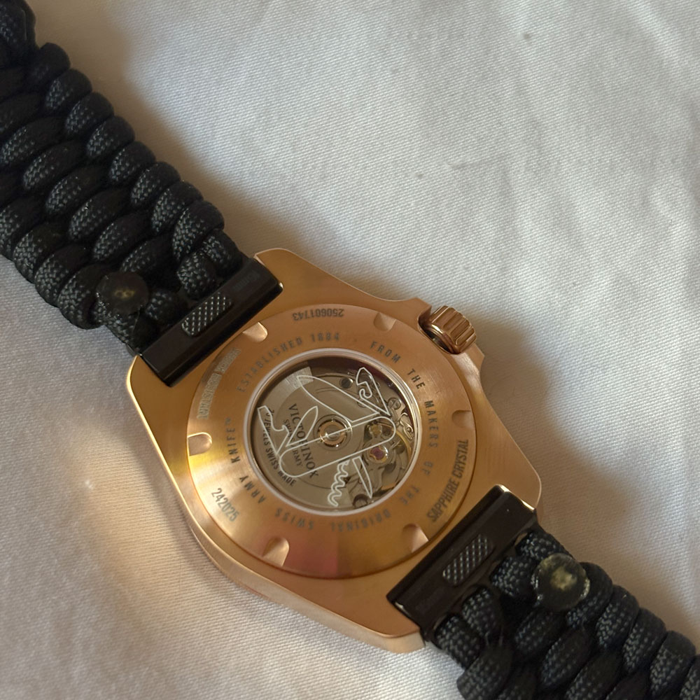 Herbst = Neuanfang: Gewinne auf sonrisa eine Victorinox I.N.O.X. Uhr, die dich durchs Leben begleitet. Swiss Made Qualität trifft auf zeitloses Design.