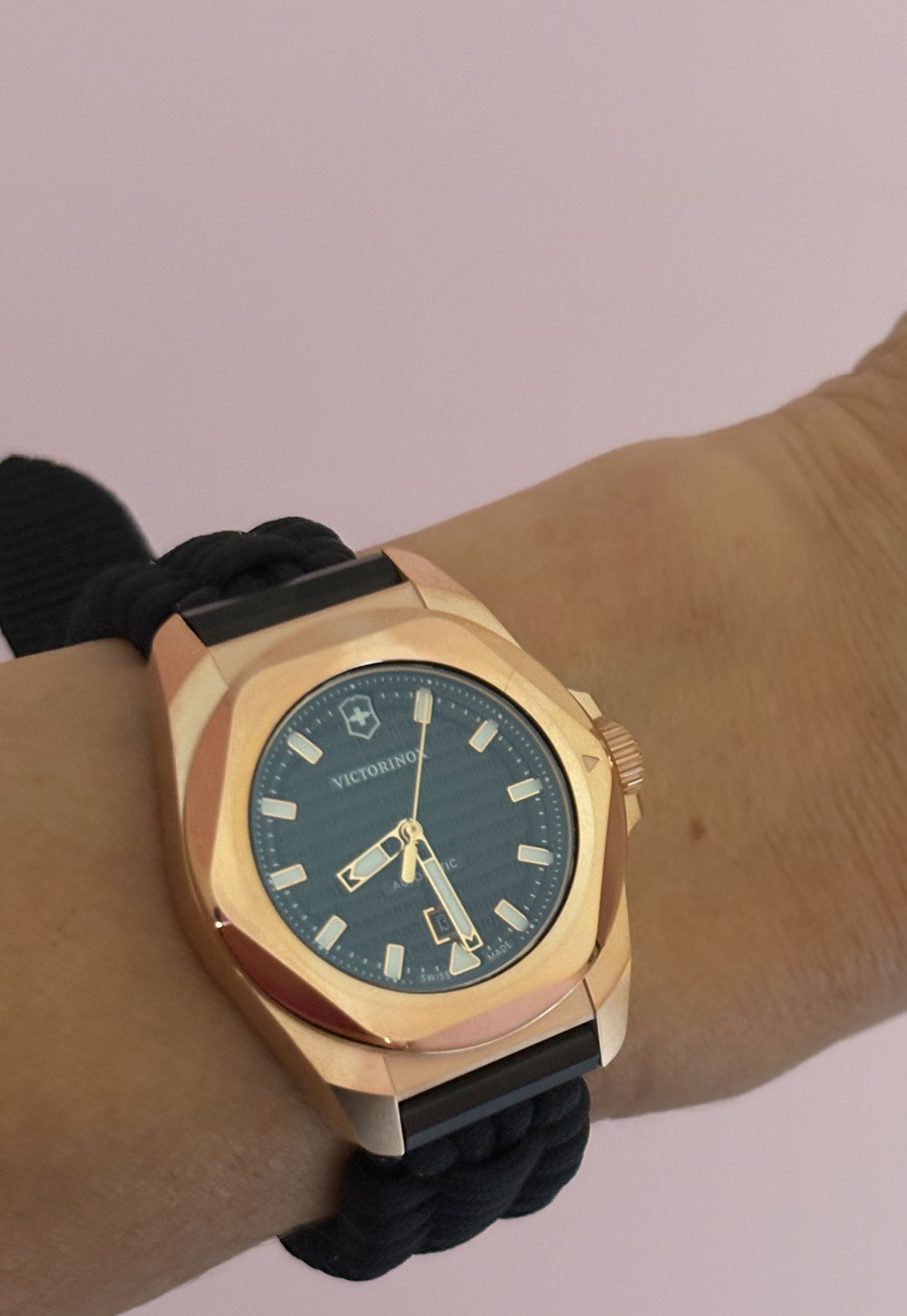 Herbst = Neuanfang: Gewinne auf sonrisa eine Victorinox I.N.O.X. Uhr, die dich durchs Leben begleitet. Swiss Made Qualität trifft auf zeitloses Design.