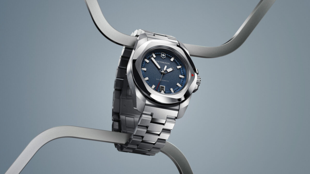 Herbst = Neuanfang: Gewinne auf sonrisa eine Victorinox I.N.O.X. Uhr, die dich durchs Leben begleitet. Swiss Made Qualität trifft auf zeitloses Design.