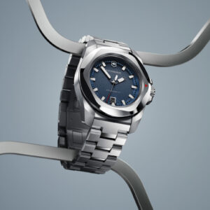 Herbst = Neuanfang: Gewinne auf sonrisa eine Victorinox I.N.O.X. Uhr, die dich durchs Leben begleitet. Swiss Made Qualität trifft auf zeitloses Design.