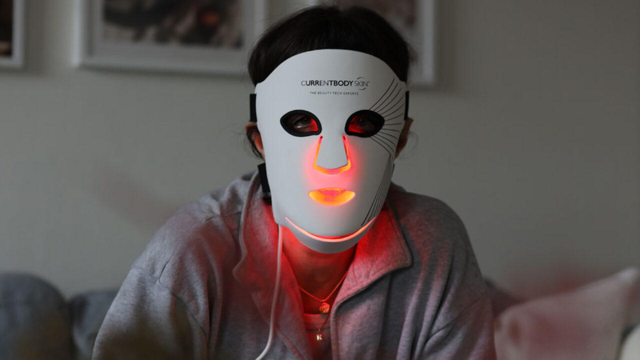 LED Maske Wirkung 💡 Mythen entlarvt, Fakten erklärt, Rabattcode für CurrentBody LED-Maske gesichert. Alles, was du über den Beauty-Trend wissen musst.