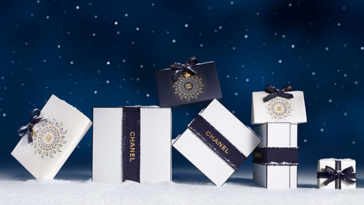 Kosmischer Glow, limitierte Farben, Glücksbringer und festliche Düfte: Die Chanel Holiday Collection 2025 hat alles, was dein Beauty-Herz will und auf sonrisa gibt es alle Details dazu.