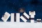 Kosmischer Glow, limitierte Farben, Glücksbringer und festliche Düfte: Die Chanel Holiday Collection 2025 hat alles, was dein Beauty-Herz will und auf sonrisa gibt es alle Details dazu.