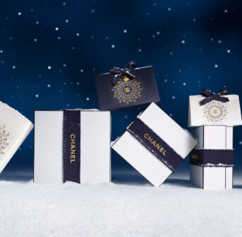 Kosmischer Glow, limitierte Farben, Glücksbringer und festliche Düfte: Die Chanel Holiday Collection 2025 hat alles, was dein Beauty-Herz will und auf sonrisa gibt es alle Details dazu.