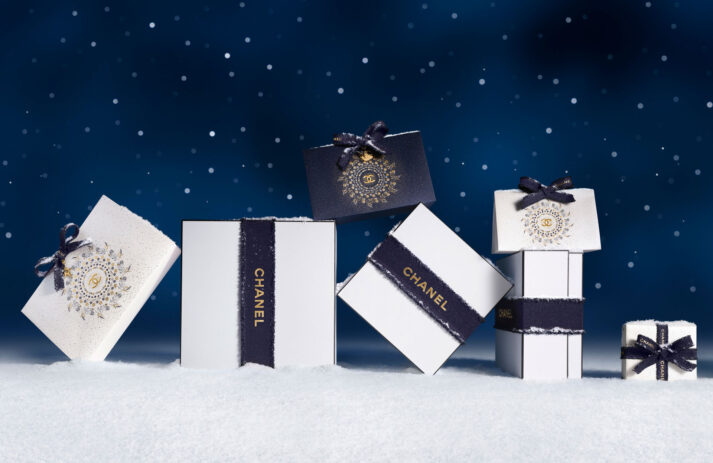 Kosmischer Glow, limitierte Farben, Glücksbringer und festliche Düfte: Die Chanel Holiday Collection 2025 hat alles, was dein Beauty-Herz will und auf sonrisa gibt es alle Details dazu.