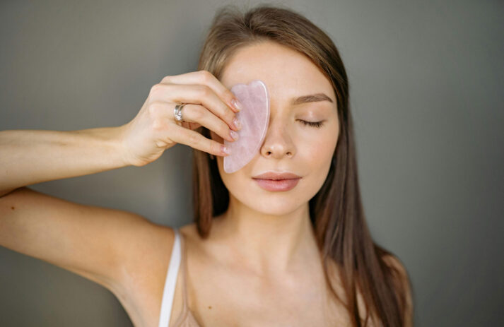 FYI: Das virale Cortisol Face ist kein medizinischer Befund, sondern nur ein Booster für den Algorithmus. Echtes Expertenwissen auf sonrisa zeigt, wie du Schwellungen und Müdigkeit reduzierst.