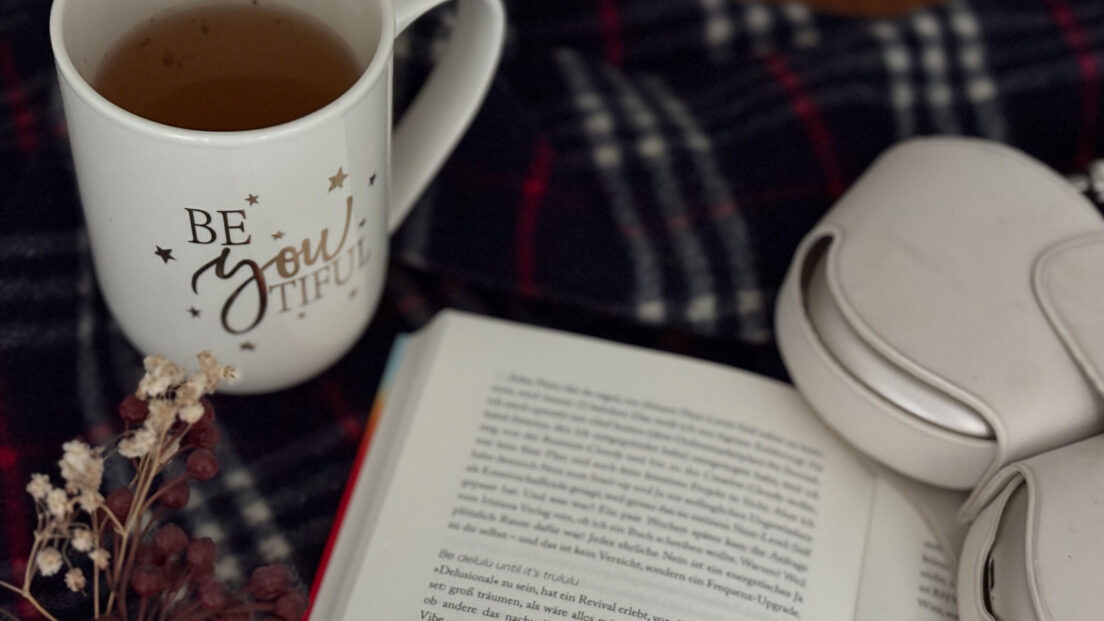 November-Highlights auf sonrisa für drinnen: Kinderbuch Der kleine Brülli, Kate Earls Musik-Album Tongue Tied und die binge-würdige Romcom-Serie Nobody Wants This Staffel 2.