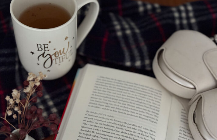 November-Highlights auf sonrisa für drinnen: Kinderbuch Der kleine Brülli, Kate Earls Musik-Album Tongue Tied und die binge-würdige Romcom-Serie Nobody Wants This Staffel 2.