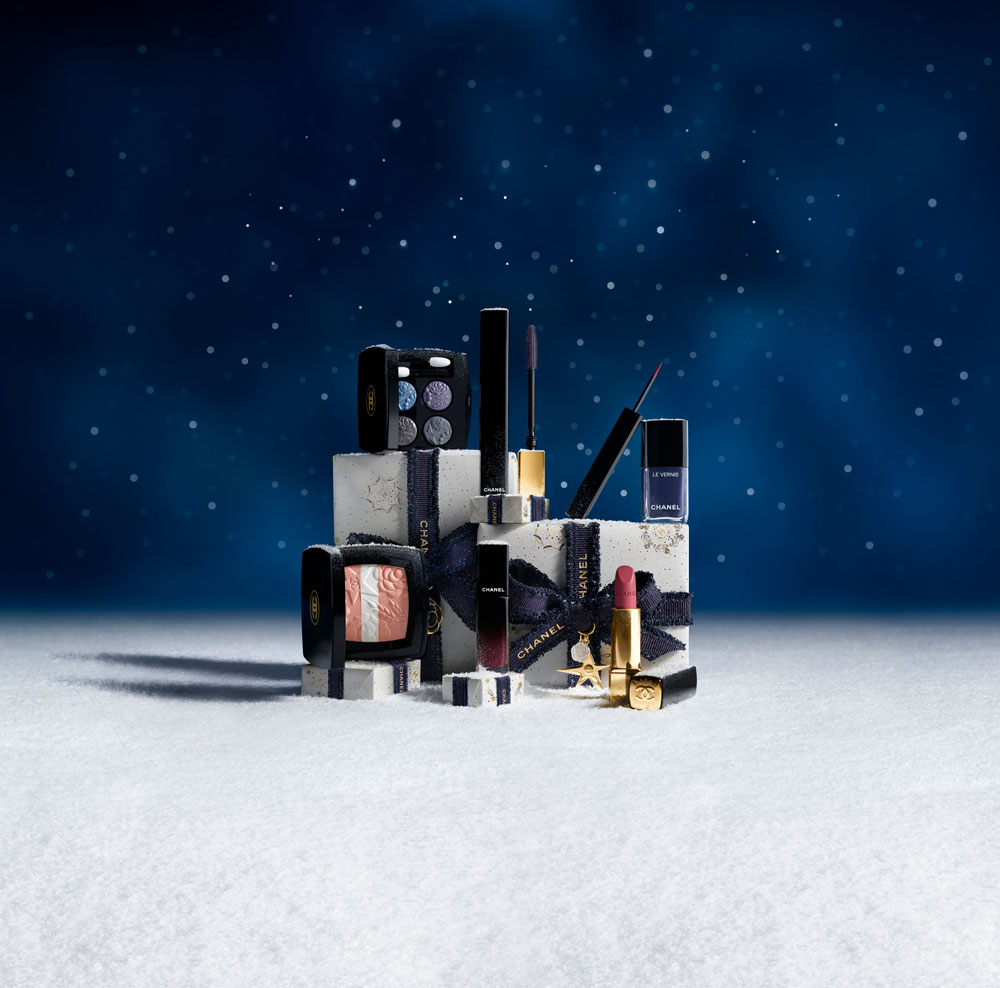 Kosmischer Glow, limitierte Farben, Glücksbringer und festliche Düfte: Die Chanel Holiday Collection 2025 hat alles, was dein Beauty-Herz will und auf sonrisa gibt es alle Details dazu.