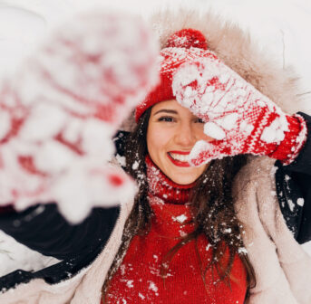 Dezember-Beauty-News von sonrisa: Eine kleine, aber feine Auswahl der spannendsten Neuheiten für Winterabende, Parties und stilvolle Dinner. Von Aveda Miraculous Oil für seidig-glattes Haar über Patrick Starrs One/Size Makeup für alle Identitäten bis zur Sisley Phyto-Eye Palette – alles, was man kennen sollte, kompakt auf einen Blick.