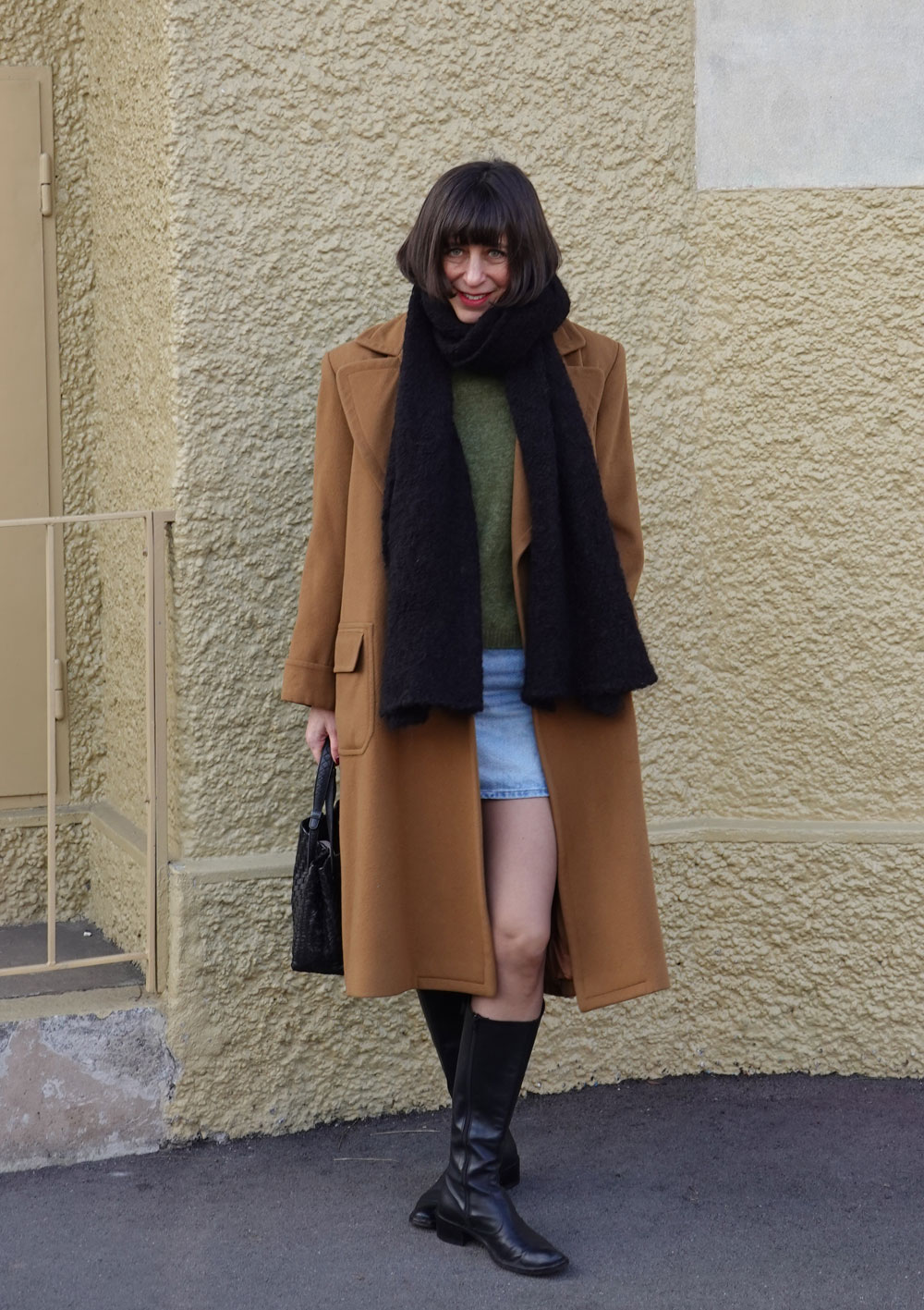 Cosy-Season-Inspiration in der neusten Ausgabe von Lesen, hören und schauen auf sonrisa: ein Pageturner über eskalierte Influencer-Kultur, ein kluger Bücherpodcast über komplizierte Figuren und eine binge-taugliche Berlin-Serie mit selbstironischen Stars. Perfekt für lange Winterabende.